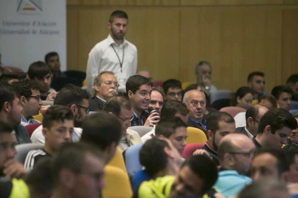 El seleccionador Julen Lopetegui en la Universidad de Alicante.