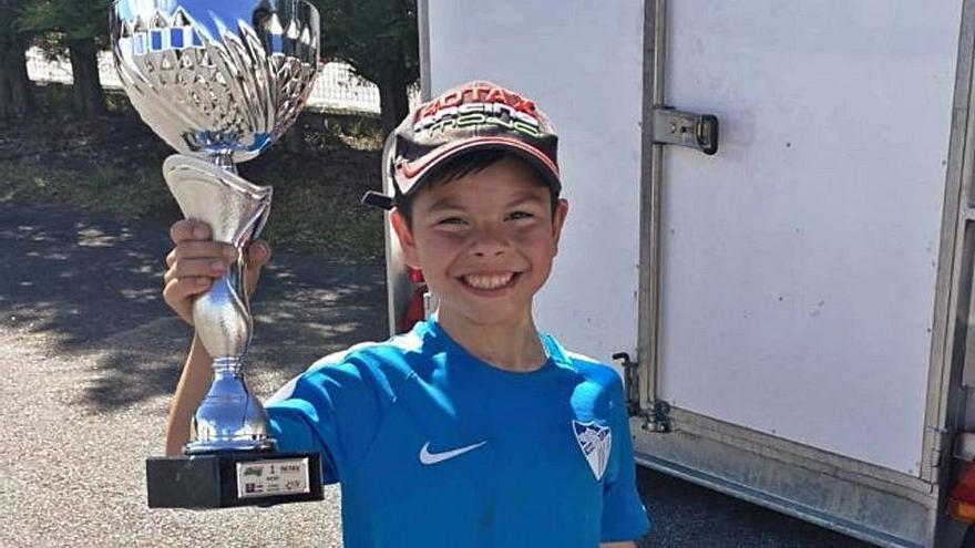 Costoya posa, ayer, con el primer trofeo conseguido en Viana.