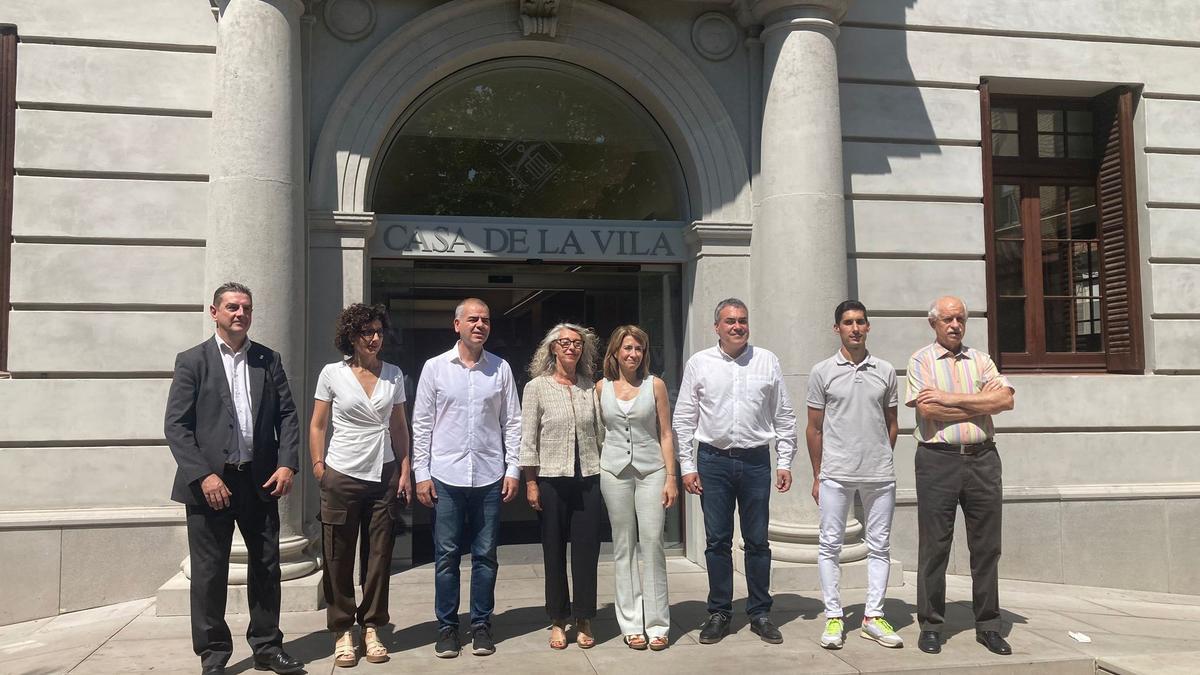 La ministra Raquel Sánchez junto al equipo de gobierno de Sant Feliu de Llobregat (Barcelona).