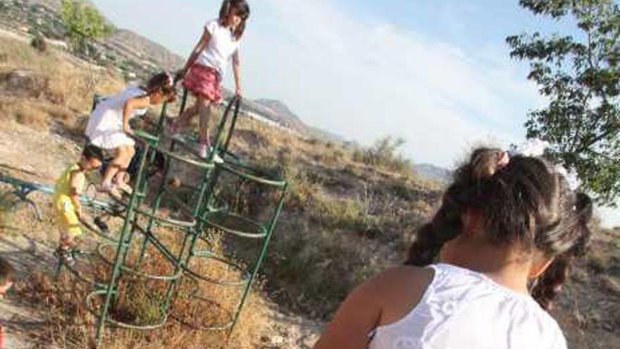 Imagen de ayer de varios niños en el parque.