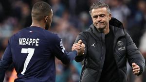 Luis Enrique saluda a Mbappé durante un partido del PSG