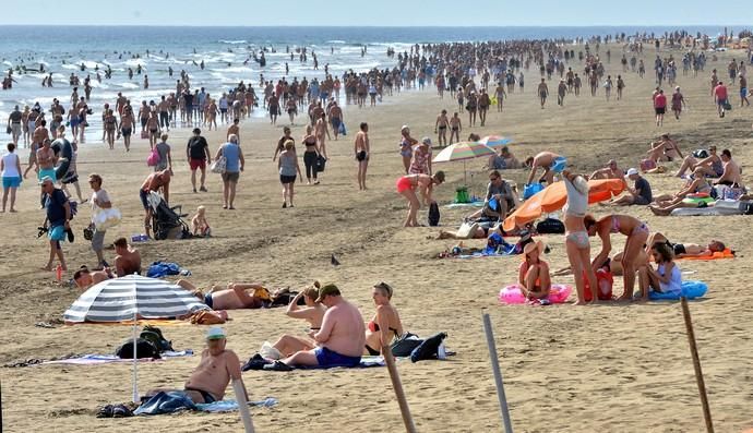 CALOR TURISTAS PLAYA DEL INGLÉS