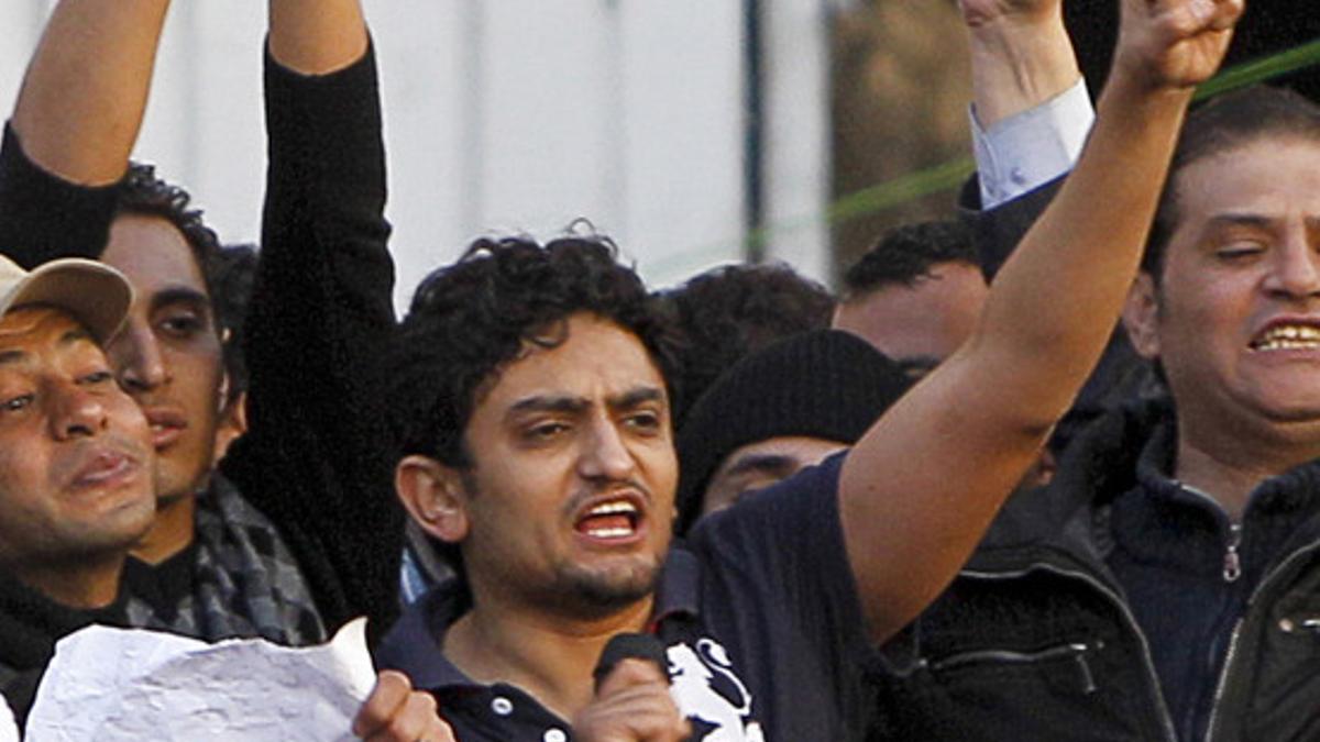 Wael Ghonim (centro) se dirige a los manifestantes en la plaza de Tahrir.