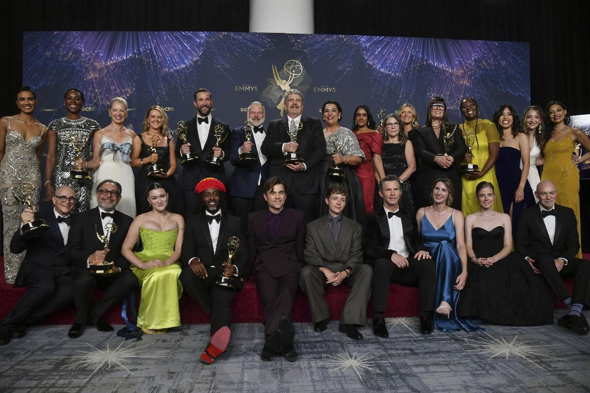 El equipo de «The Pitt» posa en la sala de prensa con el premio a la mejor serie dramática. El equipo de «The Pitt» posa en la sala de prensa con el premio a la mejor serie dramática.