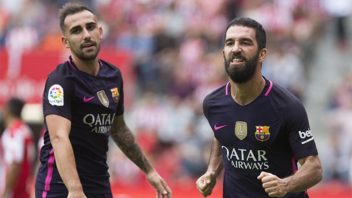 Paco Alcácer y Arda Turan en un partido del FC Barcelona de la temporada 2016/17