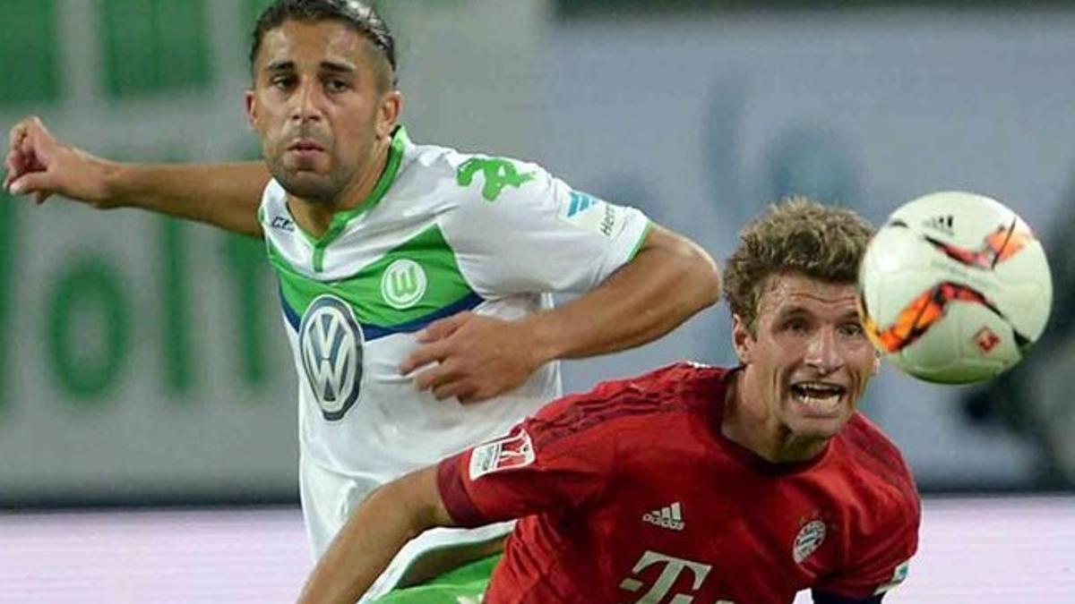 Ricardo Rodríguez pugna con Müller en un Wolsfburgo-Bayern