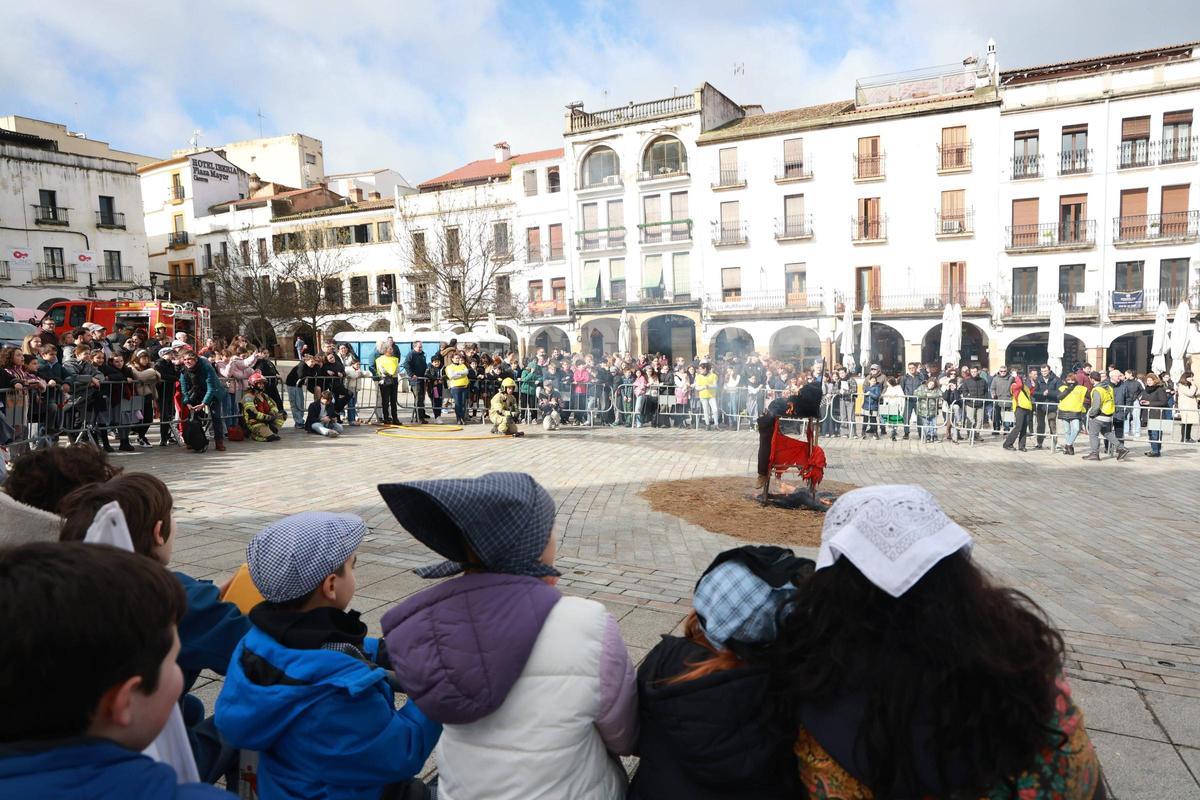 Galería | Así fue la fiesta de Las Lavanderas y la quema del Pelele de Cáceres Galería | Así fue la fiesta de Las Lavanderas y la quema del Pelele de Cáceres