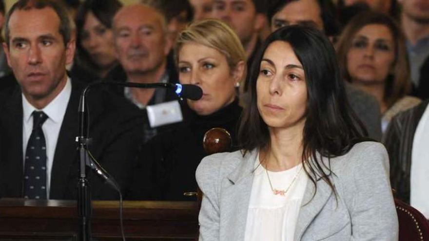 La policía local Raquel Gago, una de las tres acusadas por el crimen de la presidenta de la Diputación de León, Isabel Carrasco, durante su declaración en la segunda jornada del juicio. Fotos Ical