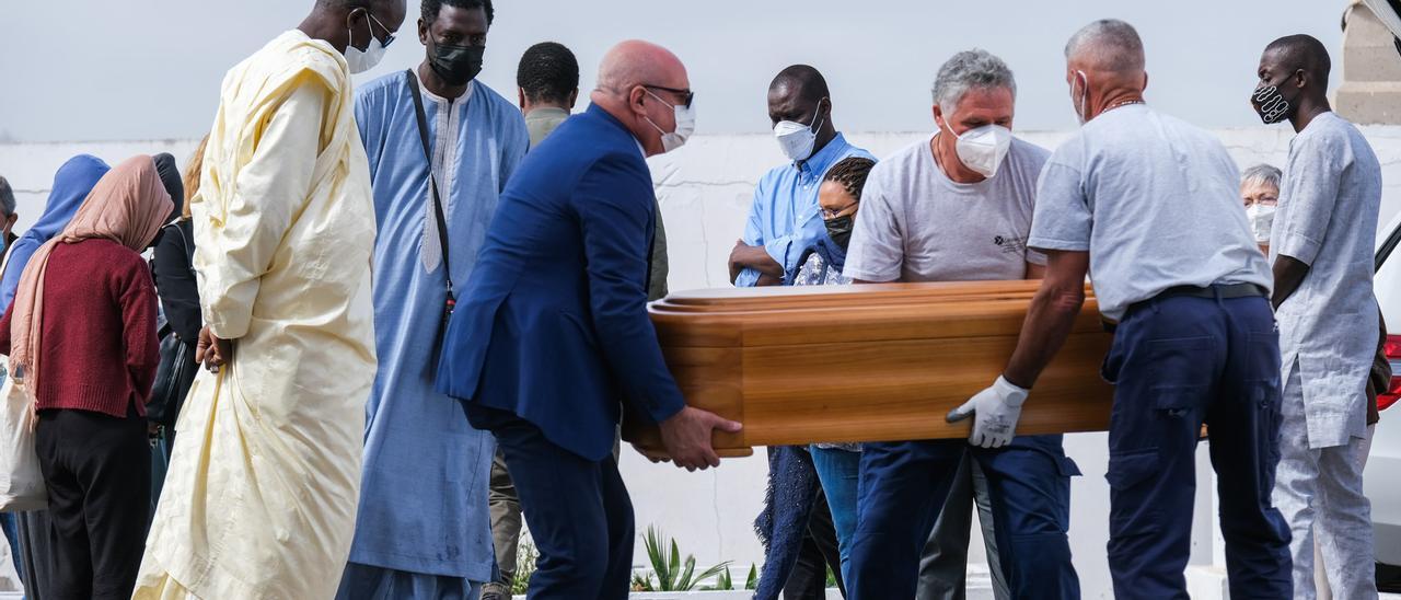 Entierro de la niña marfileña Yamila en el cementerio de San Lázaro (12/02/2022)