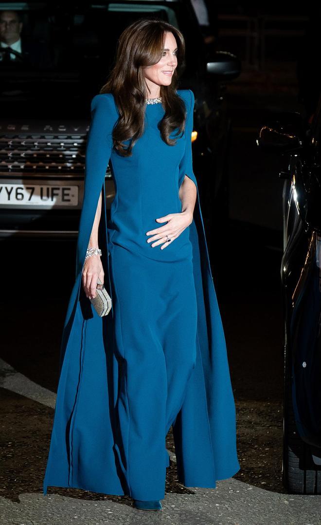 Kate Middleton elige un vestido de Safiyaa de lo más elegante.
