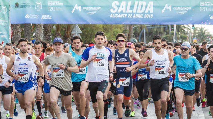 Un momento de la salida de la Media Maratón de Alicante en 2018