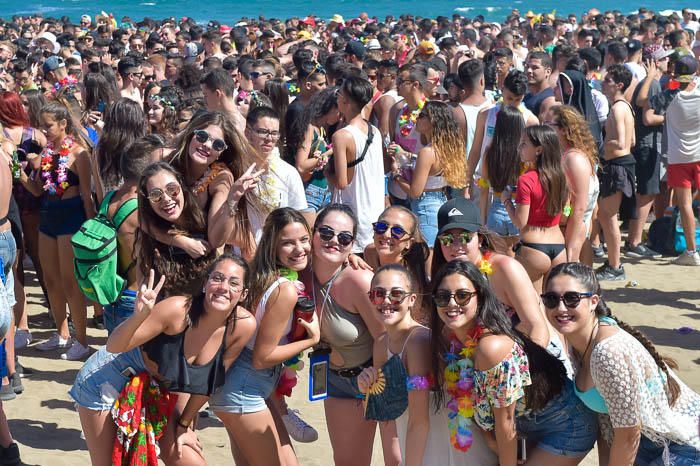 Fiesta de carnaval en la playa