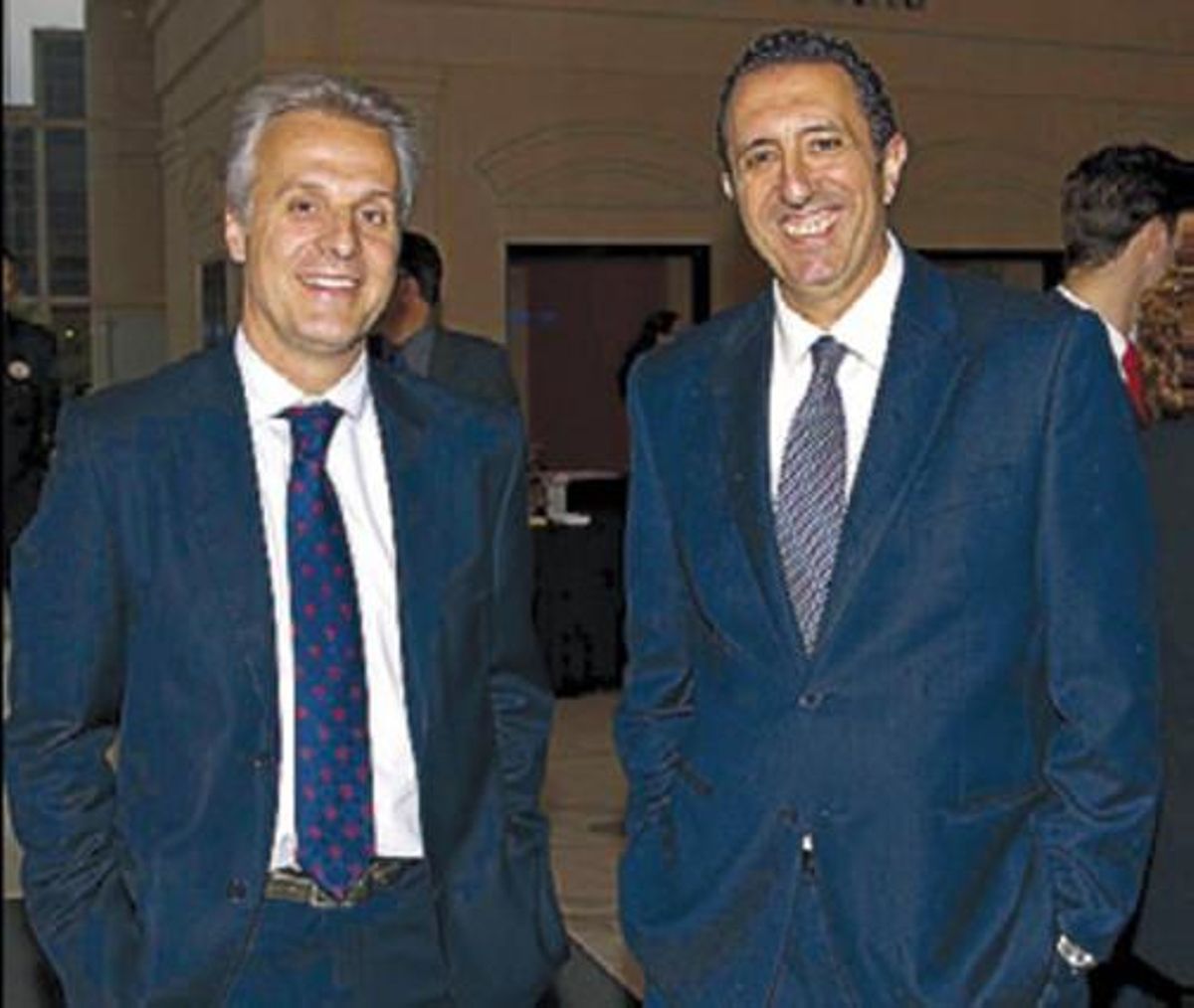 El director de comunicació de Damm, Frederic Segura, amb el director general de Primera Plana, Enrique Simarro.