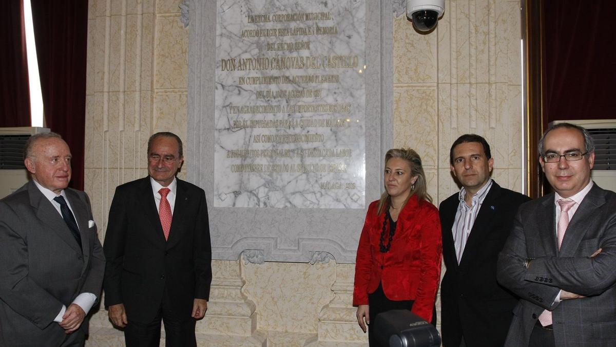 Inauguración de la lápida conmemorativa a Cánovas en el Ayuntamiento en 2009, 112 años después del acuerdo municipal.