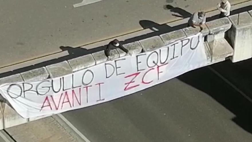 Pancarta "Orgullo de equipo, avanti ZCF".