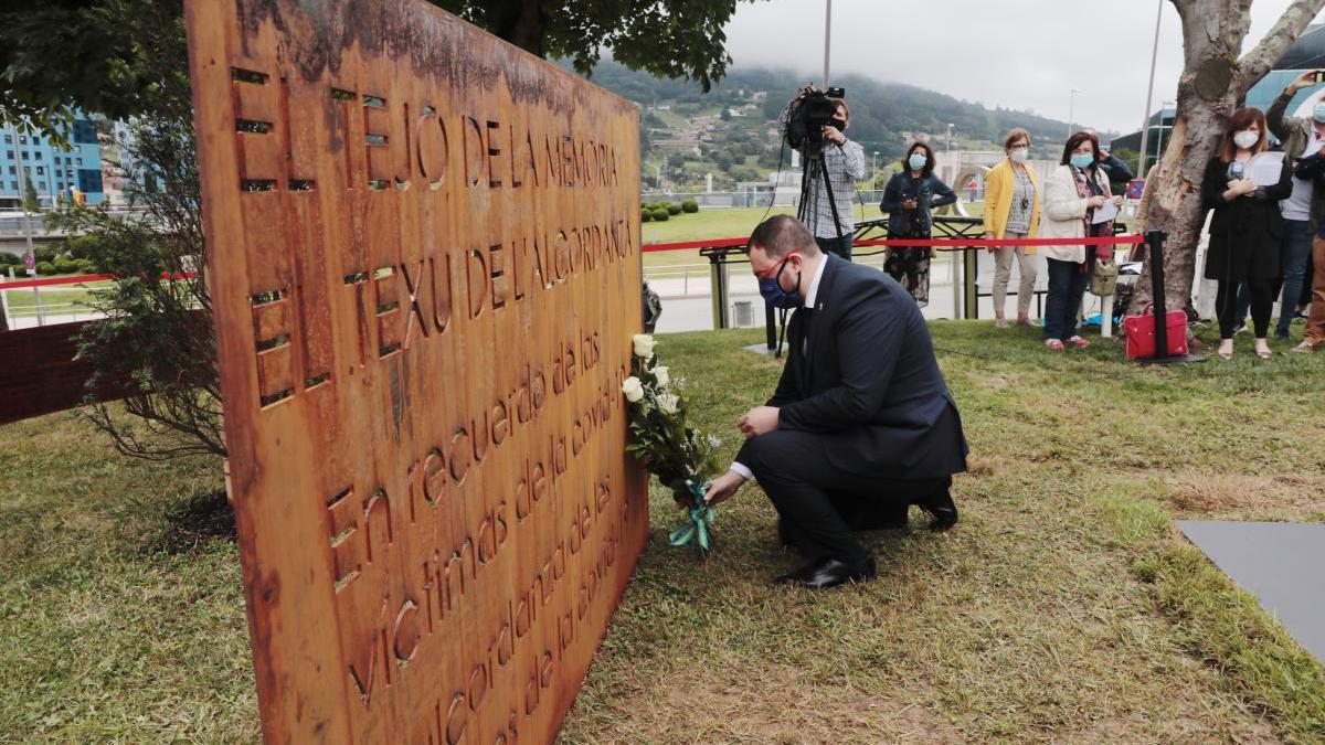 Homenaje a las víctimas mortales del covid, en el Jardín de la Memoria del HUCA.