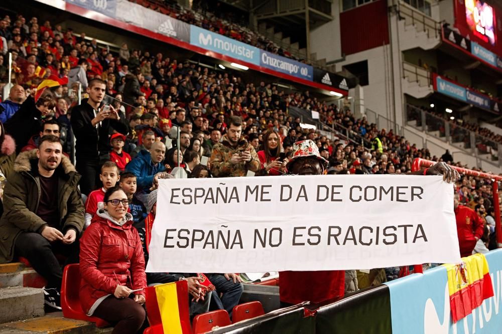 Aficionados en El Molinón durante el España-Israel