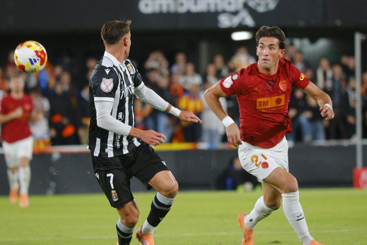 Jesús Vázquez busca una pelota en el Cartagena - Valencia de Copa del Rey