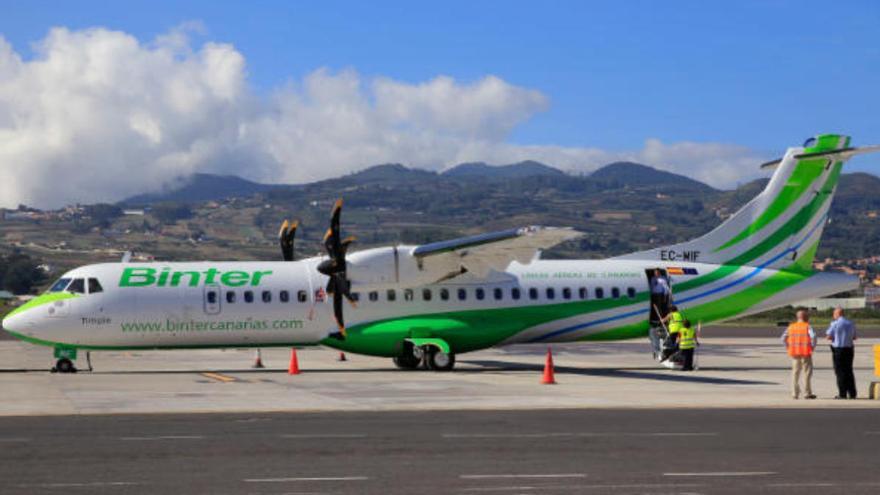 Un ATR de Binter en el aeropuerto tinerfeño de Los Rodeos.