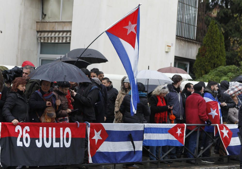 Seguidores de Castro y detractores se enfrentan delante de la embajada cubana en Madrid.