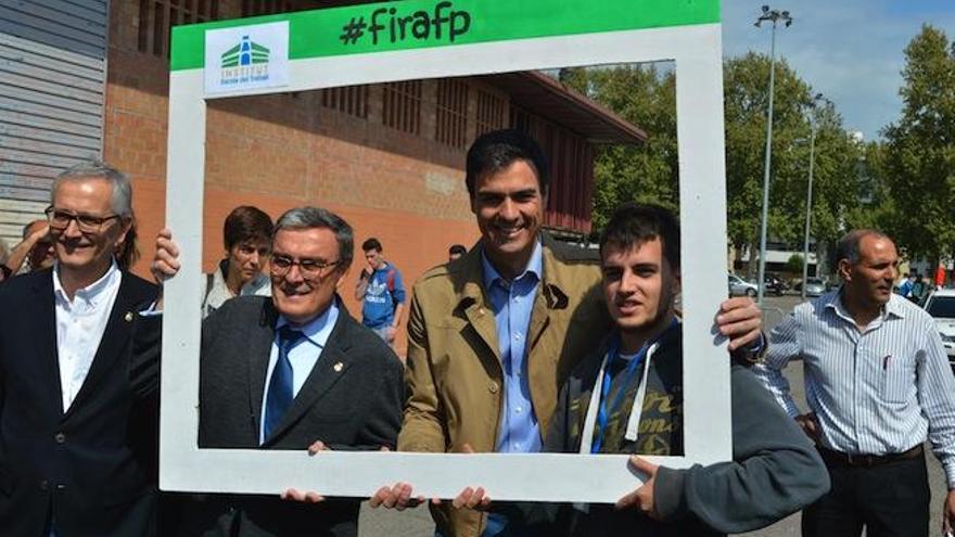 Pedro Sánchez, junto al alcalde de Lleida, Ángel Ros y un estudiante del ciclo superior de comercio y marketing.