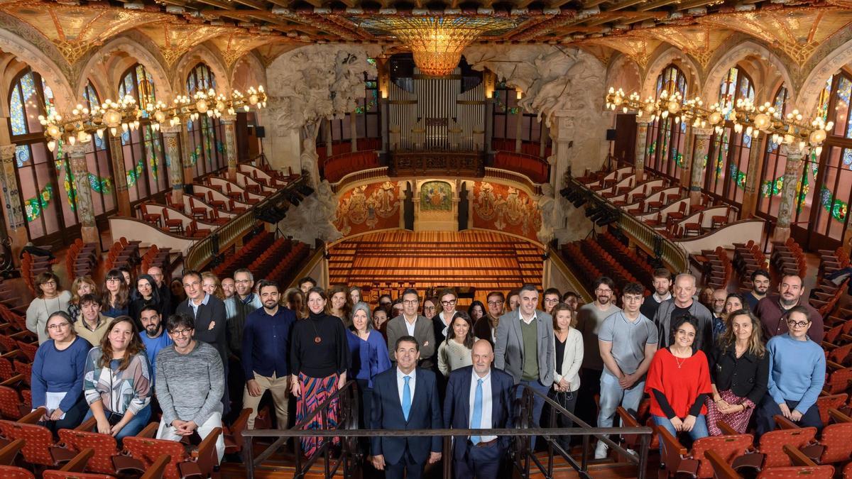 Joaquim Uriach y Joan Oller con su equipo en el Palau de la Música