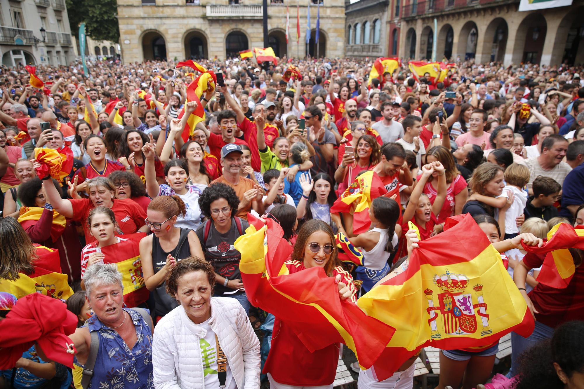 Gijón se vuelca (pese a la lluvia) animando a España en la final del Mundial de fútbol femenino