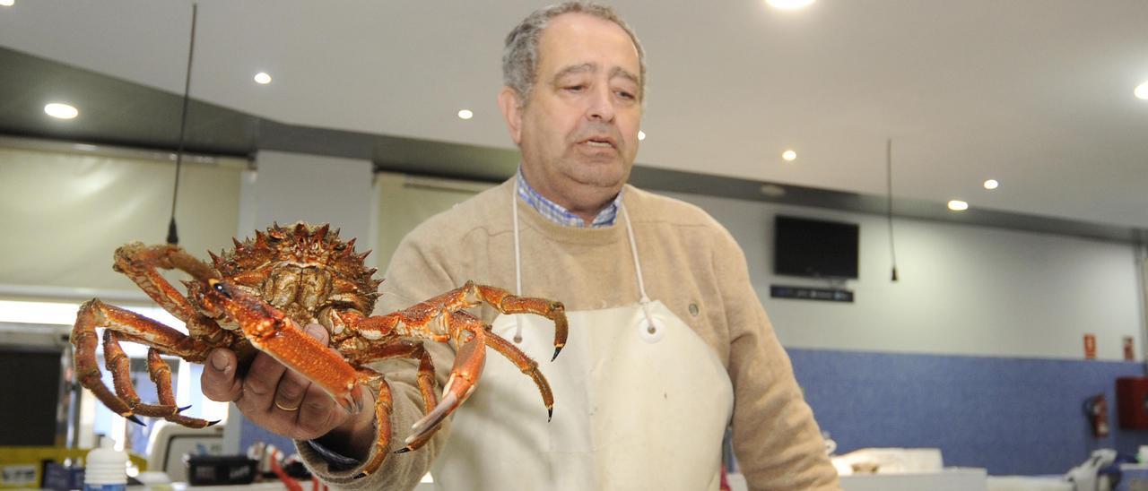 Un placero muestra sus centollos en el Novo Mercado de A Estrada.