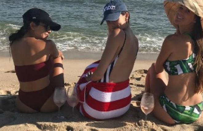 Kourtney Kardashian en la playa con unas copitas