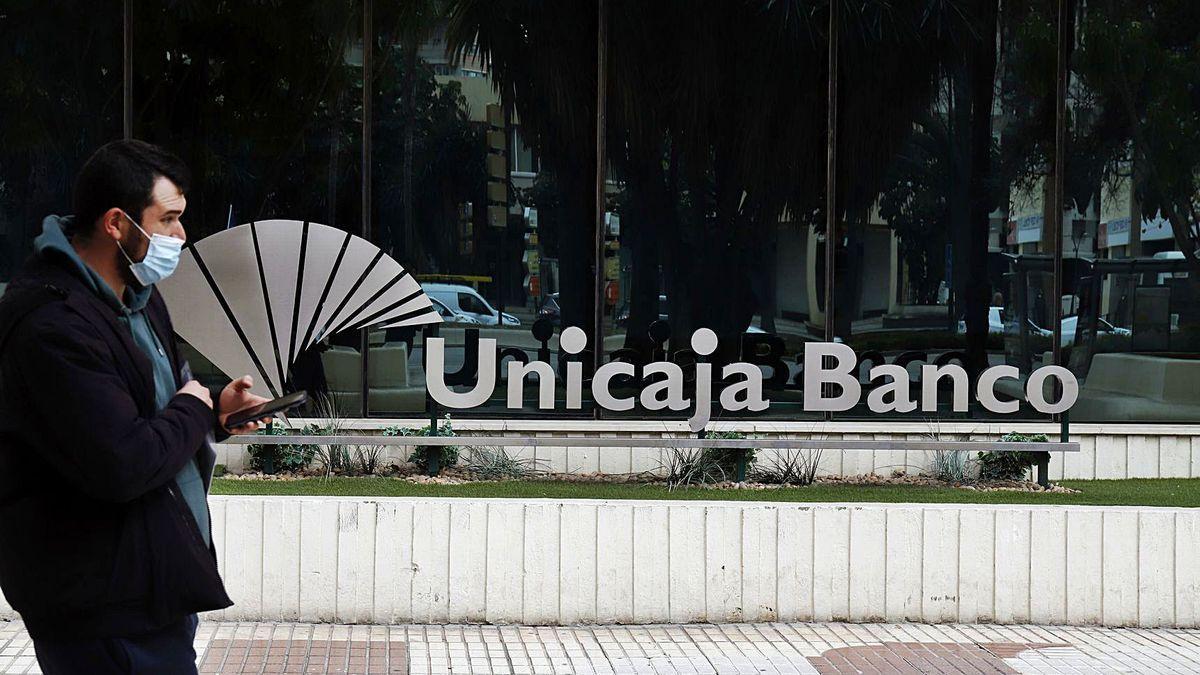 Unicaja cumple este año tres décadas, tras la fusión en 1991 de cinco cajas de ahorro locales andaluzas.