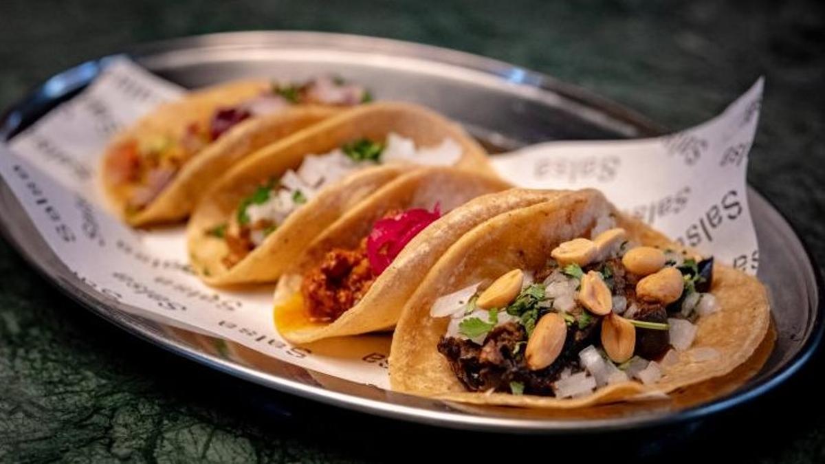 Varios de los tacos del restaurante Salsa Street Food.