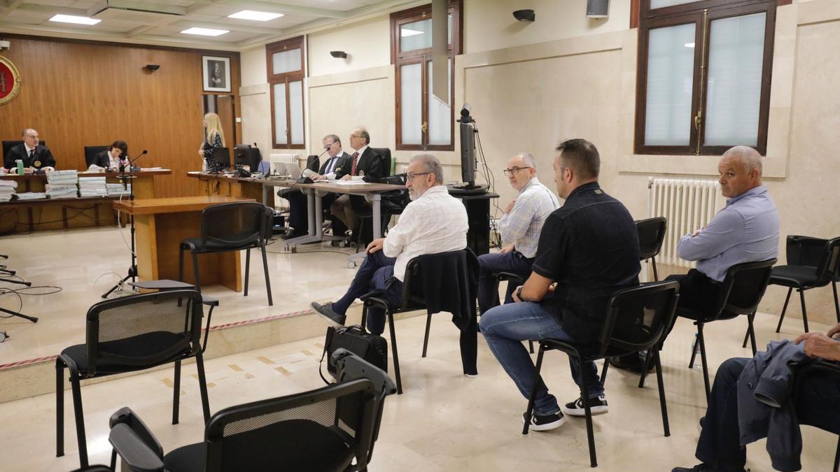 Los acusados, durante el juicio.