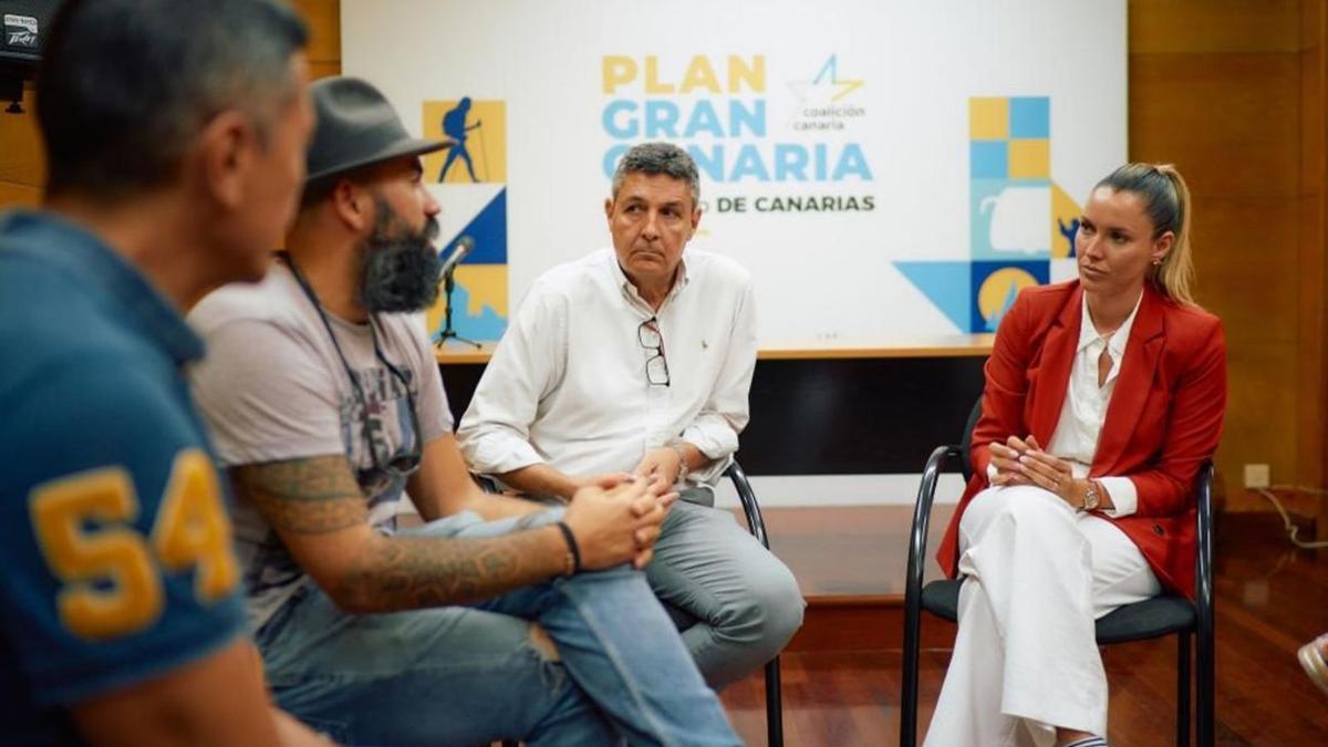 María Fernández y Julio Rodríguez, números uno y dos al Cabildo por CC, con bomberos. | | LP/DLP