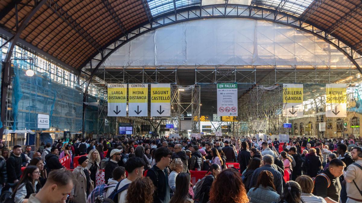Tres horas de espera para poder coger un tren tras la Mascletà