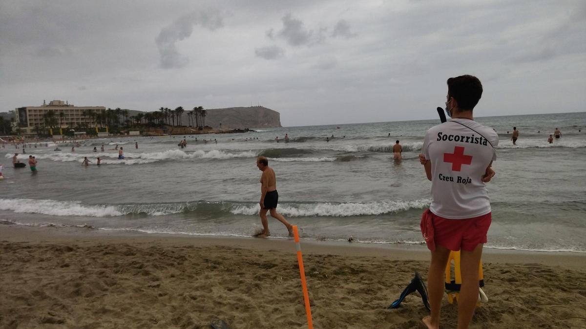Un socorrista de la Creu Roja en la platja de l’Arenal de Xàbia