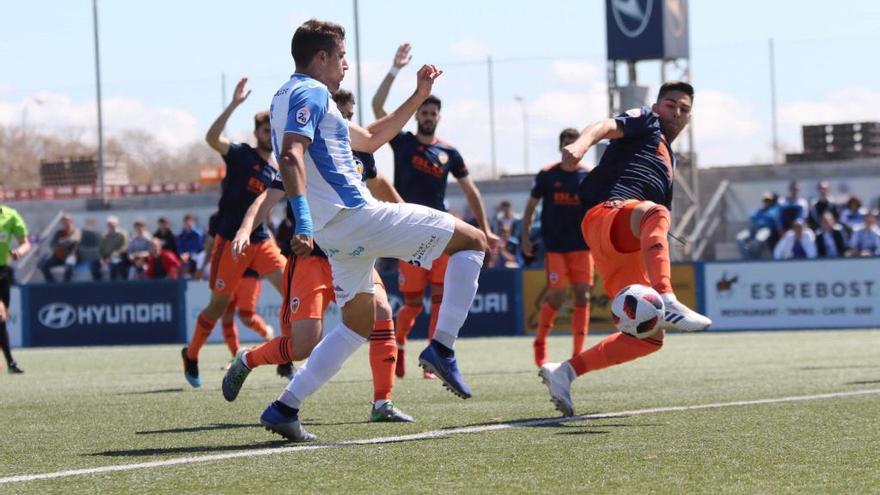 Jugada de ataque del AtlÃ©tico Baleares a cargo de Villapalos ante varios jugadores del Valencia Mestalla.