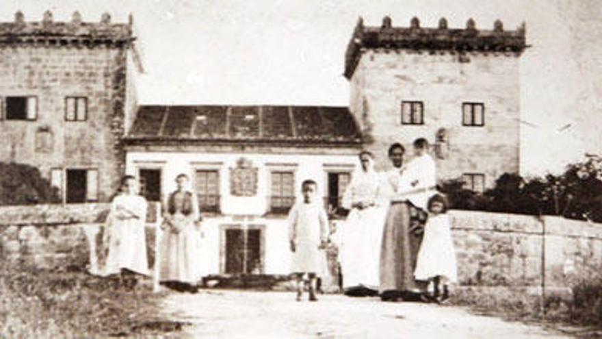 La fotografía &quot;Mulleres e nenos ante a entrada do Pazo Quiñones de León&quot; es imagen con gran valor histórico.