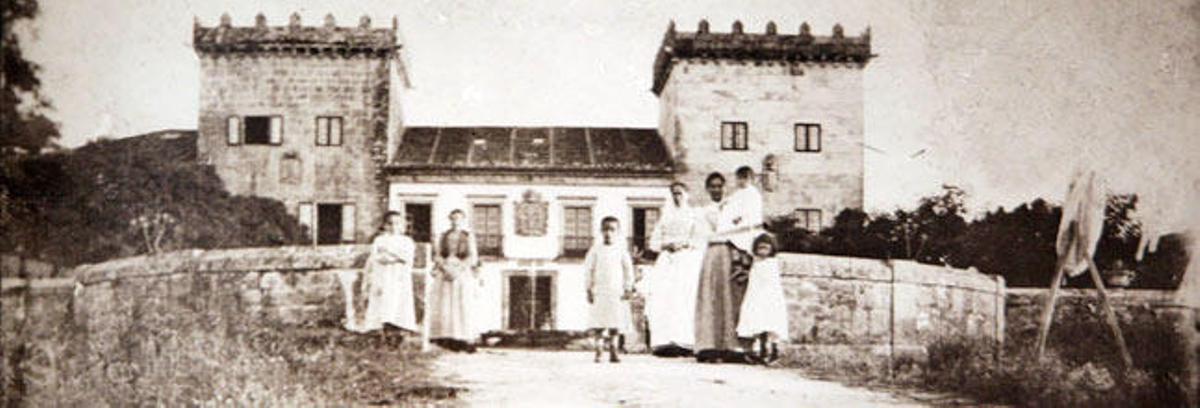 La fotografía "Mulleres e nenos ante a entrada do Pazo Quiñones de León" es imagen con gran valor histórico.