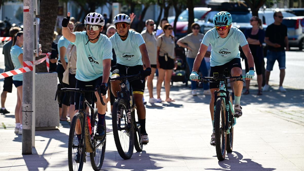 Un grup de participants iniciant la prova de ciclisme al Passeig Marítim de Llançà
