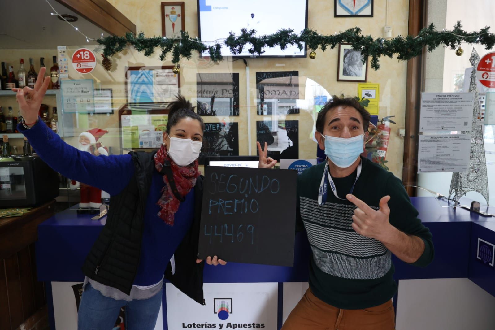 Loteros que repartieron el premio en la calle Alcalde Portanet, en Vigo