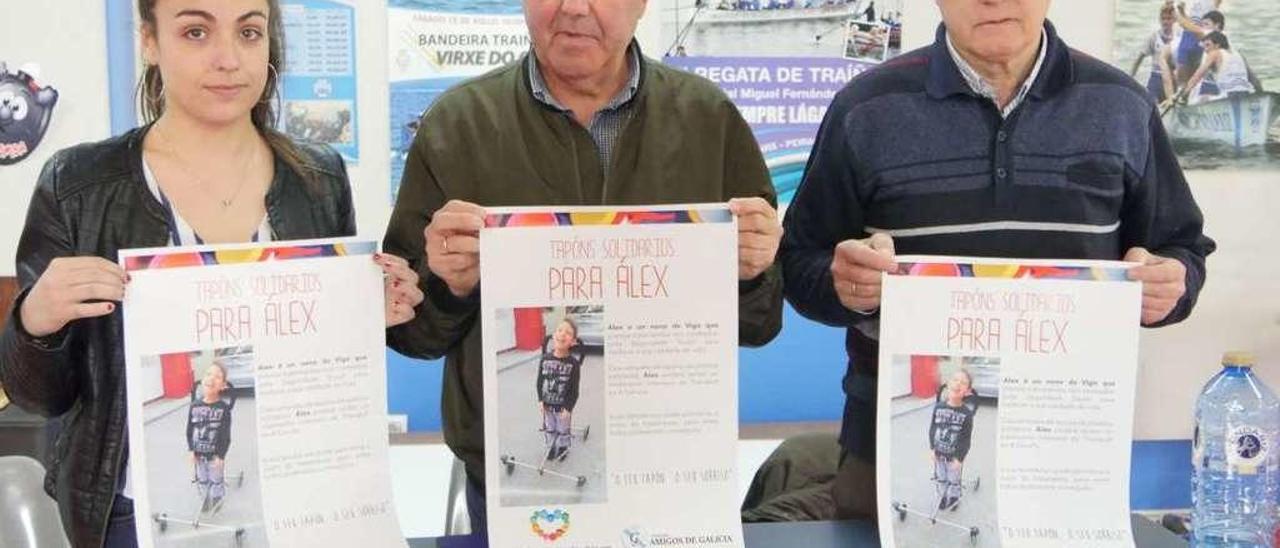 Paula Chapela y Rafael Mourelos, de Amigos de Galicia, junto a Outeda, presidente de Mecos. // Muñiz