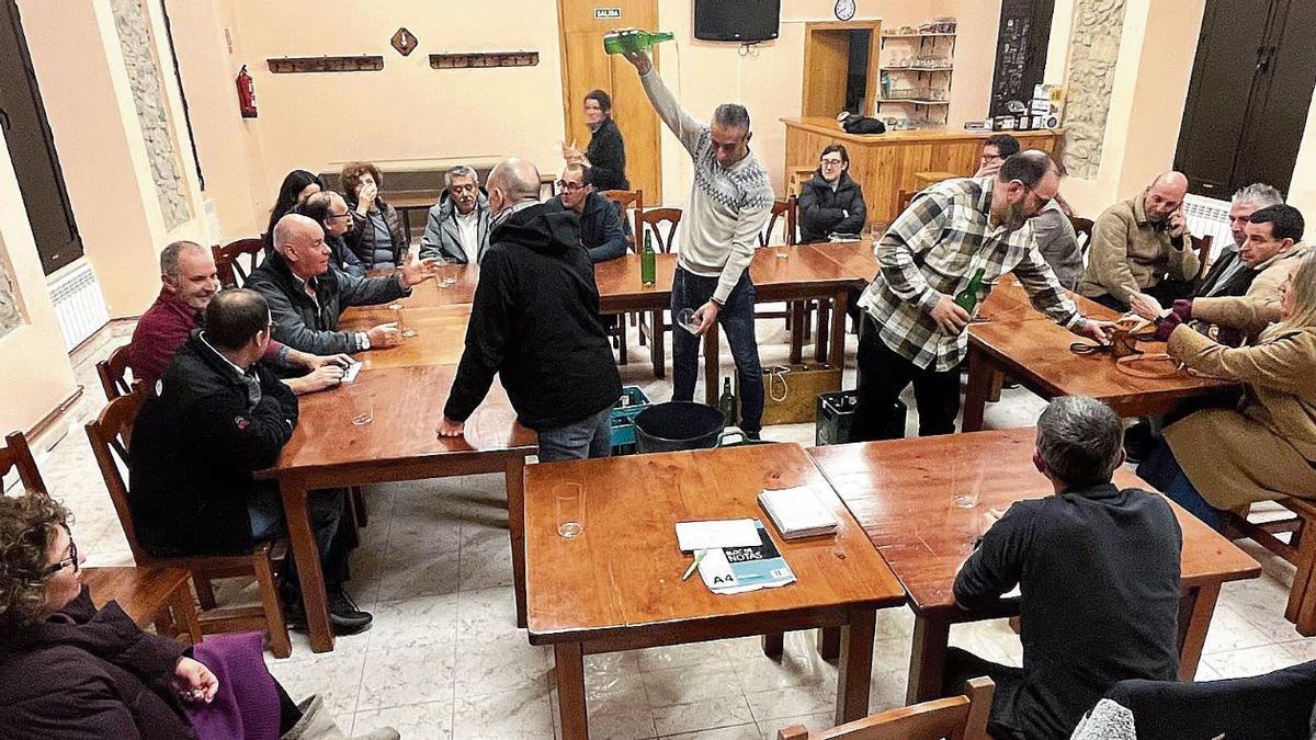 El encuentro de llagareros caseros, durante una cata en la asociación vecinal de Ruedes.