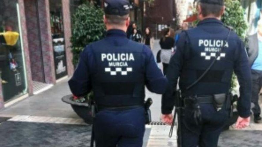 Roba un bañador de una tienda de Murcia y escapa con él puesto