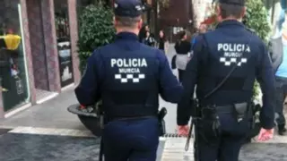 Roba un bañador de una tienda de Murcia y escapa con él puesto