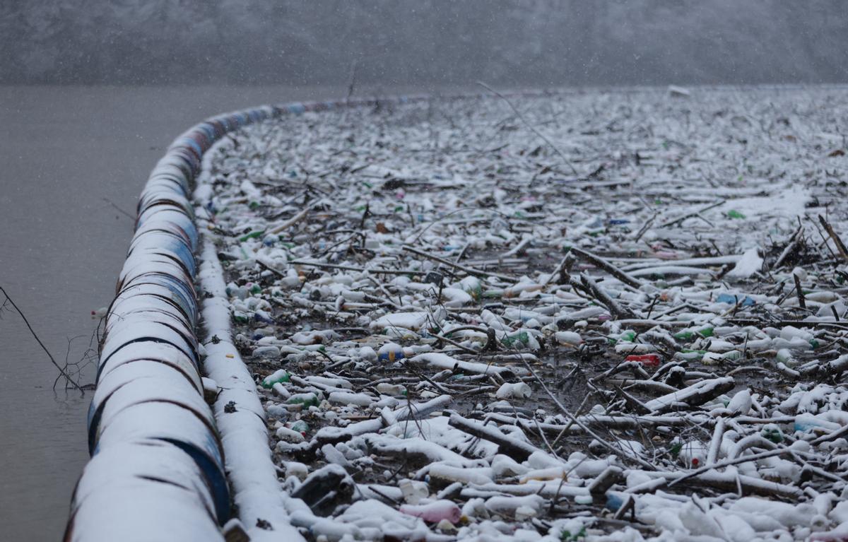 El río Drina, en Bosnia, obstruido por enormes cantidades de basura