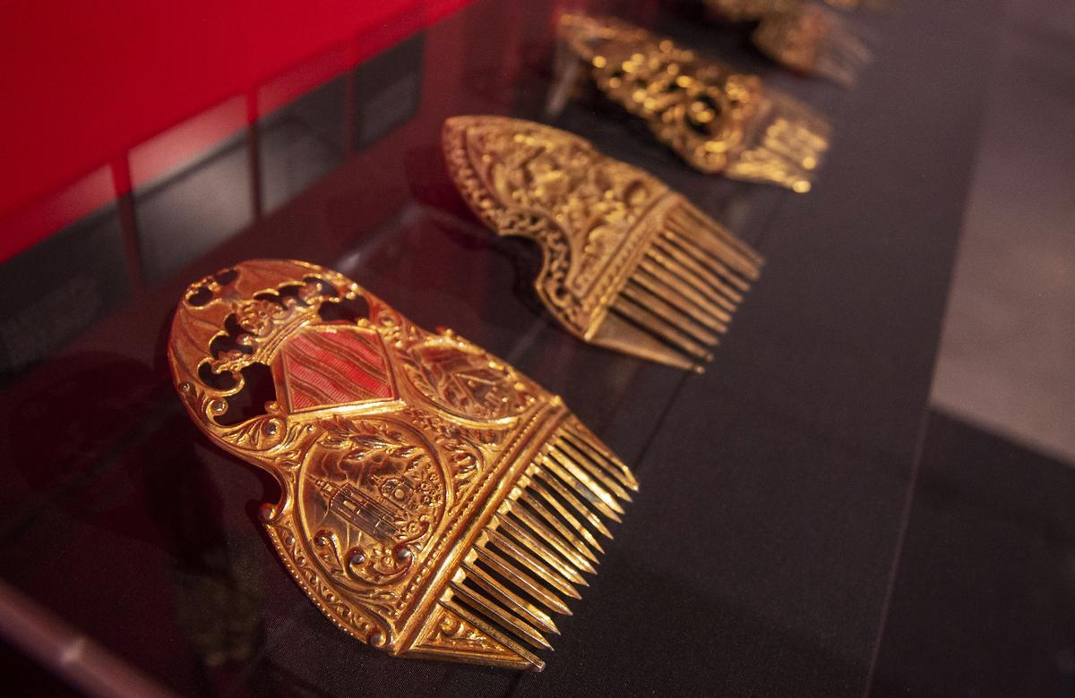 La muestra incluye complementos como peinetas