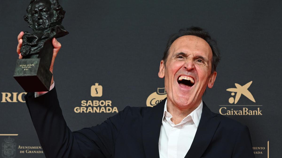 Alberto Iglesias posa con el premio a la Mejor Música Original por su trabajo en "La habitación de al lado".
