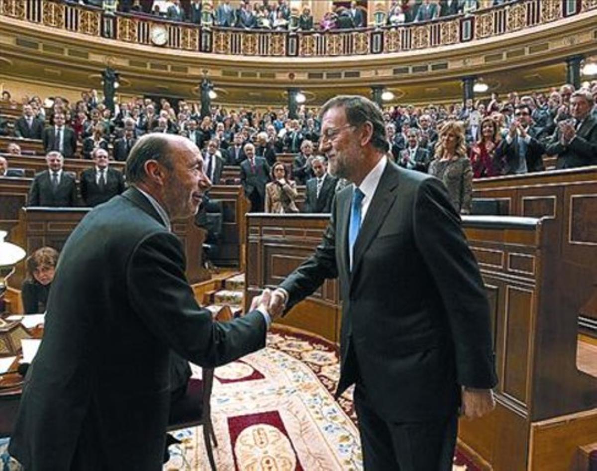 Rubalcaba y Rajoy se saludan durante la investidura del segundo.