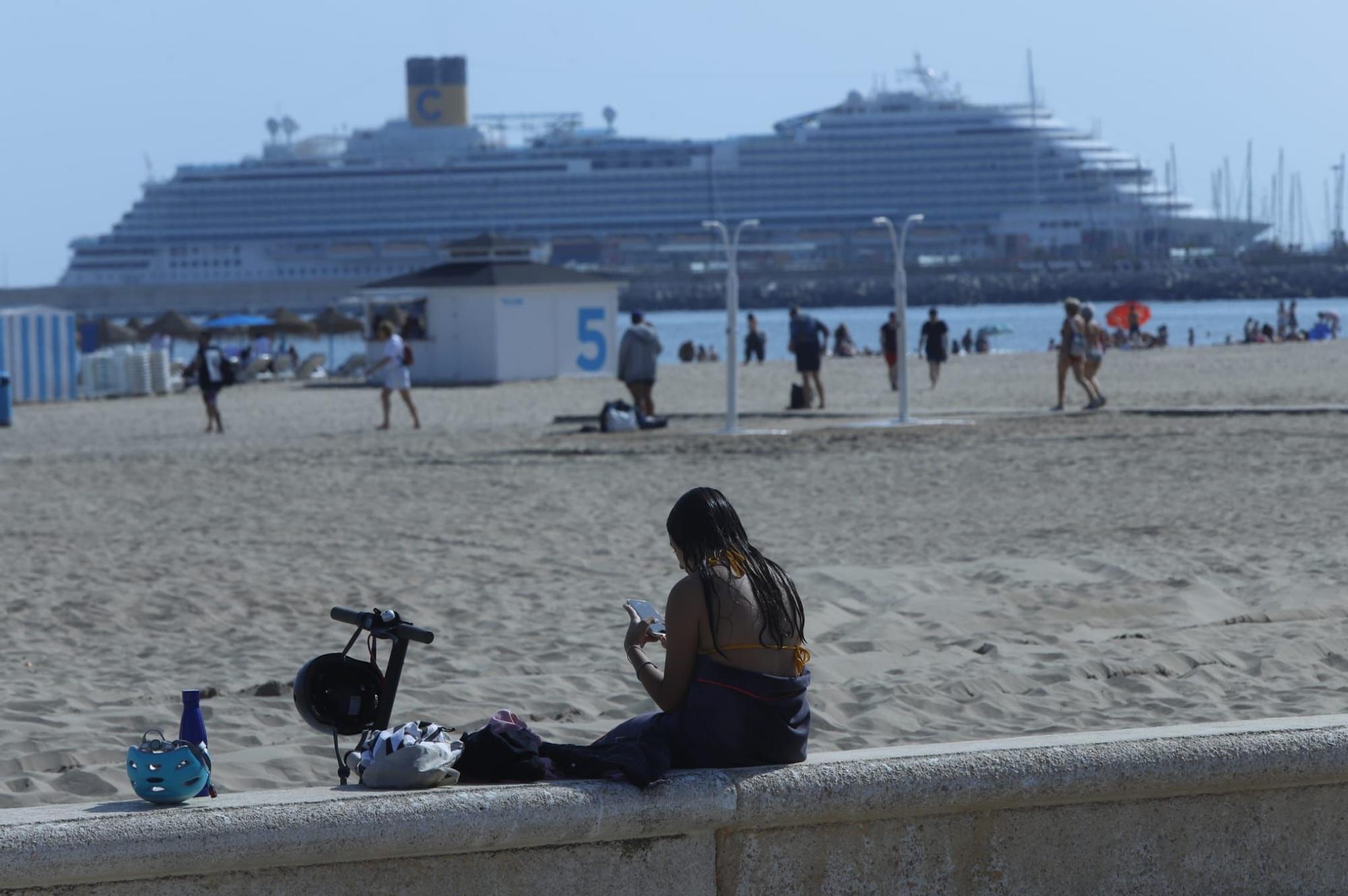 Llenazo en las playas de València este domingo, 15 de octubre