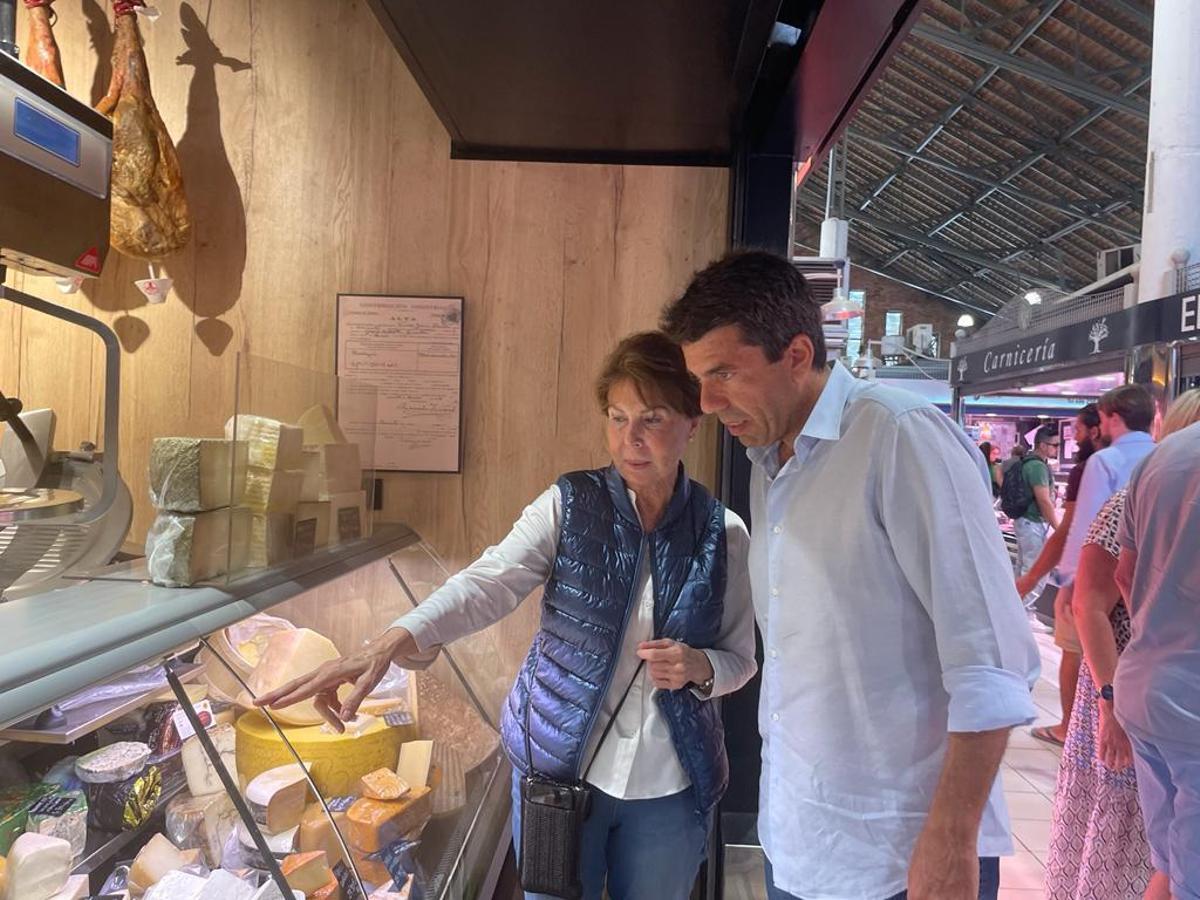 Carlos Mazón en el Mercado Central de Alicante este sábado por la mañana.
